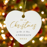 Ornamento De Cerâmica Primeiro Natal Casado como Sr. Foto da Sra. Weddin<br><div class="desc">Enfeites de natal de cerâmica personalizado em forma de coração com a caligrafia de ouro moderna "Our 1rua Christmas". Personalize com foto de casamento,  nome e data.</div>