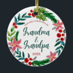 Ornamento De Cerâmica Primeiro Natal como Avós<br><div class="desc">Celebrar os novos avós com esta bela coroa floral aquática com flores e folhas de Natal verdes,  vermelhas e lacrimogêneas - basta personalizá-la com o ano ou clicar em "personalizar mais" para adicionar mais texto,  mudar a cor de fundo ou adicionar uma foto.</div>