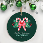 Ornamento De Cerâmica Primeiro Natal como Avós Candy Canes<br><div class="desc">Celebre o seu primeiro Natal como avós ou presente para manter os novos avós com esta ilustração de cor de água doce de menta em um fundo verde escuro,  ele dá um tom elegante. Personalize todo o texto neste design. Veja toda a coleção correspondente.</div>