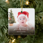 Ornamento De Cerâmica Primeiro Natal como Avós da família de Natal<br><div class="desc">Bebê Primeiro Natal como Vovô Ornamento 2024,  Presente Personalizado para Avós,  1rua Decoração da Bala Para Vovó,  Avô Celebra seu primeiro Natal como Avós com uma bela e significativa manutenção! Este ornamento personalizado foi projetado para capturar a alegria e o amor desse marco especial.</div>