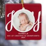 Ornamento De Cerâmica Primeiro Natal Como Avós Foto De Guarda Vermelha<br><div class="desc">Este é o primeiro Natal como o ornamento de fotos de avós é decorado com a palavra JOY em tipografia de na moda num fundo vermelho. Facilmente personalizável.</div>