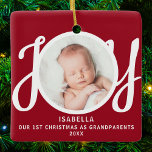 Ornamento De Cerâmica Primeiro Natal Como Avós Foto De Guarda Vermelha<br><div class="desc">Este é o primeiro Natal como o ornamento de fotos de avós é decorado com a palavra JOY em tipografia de na moda num fundo vermelho. Facilmente personalizável.</div>