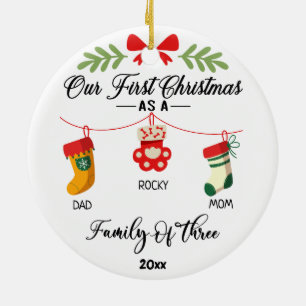 Ornamento De Cerâmica Primeiro Natal como Família de Três e Gatos ou Cão