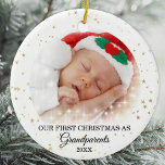 Ornamento De Cerâmica Primeiro Natal Como Foto De Avós<br><div class="desc">Este Enfeites de natal bonito de avós é decorado com estrelas douradas sobre fundo branco. Facilmente personalizável com fotos e ano de bebê. Note que as pequenas estrelas brancas não estão incluídas na design.</div>