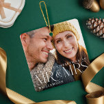 Ornamento De Cerâmica Primeiro Natal Como Foto do Casal do Sr. & Sra. Mo<br><div class="desc">Foto de casal minimalista e moderno no primeiro Natal como Sr. & Ornamento de fotos da Sra. Design simples e moderna com design de fotografia de cheio. Personalize com sua foto especial, ano e nome. "Sr. & Sra." sobrepõe fotos em uma tipografia elegante. O enfeite perfeito com casais celebrando seu...</div>