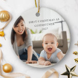 Ornamento De Cerâmica Primeiro Natal Como Madrinha Personalizada Foto<br><div class="desc">Celebre um marco especial com este ornamento cerâmico lindamente personalizado, marcando seu primeiro Natal como madrinha. Apresentando uma foto estimada em ambos os lados e um texto editável, este ornamento permite personalizar a mensagem para comemorar perfeitamente esta ocasião significativa. A elegante design destaca o vínculo entre madrinha e madrinha, fazer...</div>