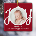 Ornamento De Cerâmica Primeiro Natal Como Pais Foto Do Cavaleiro Vermelh<br><div class="desc">Este primeiro Natal como pais é decorado com a palavra JOY em tipografia de na moda em fundo vermelho. Facilmente personalizável.</div>