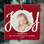 Ornamento De Cerâmica Primeiro Natal Como Pais Foto Do Cavaleiro Vermelh<br><div class="desc">Este primeiro Natal como pais é decorado com a palavra JOY em tipografia de na moda em fundo vermelho. Facilmente personalizável com a foto,  o nome e o ano do bebê.</div>