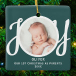 Ornamento De Cerâmica Primeiro Natal Como Pais Foto do Green Keepsaoket<br><div class="desc">Este primeiro Natal como pais é decorado com a palavra JOY em tipografia de na moda em fundo verde. Facilmente personalizável.</div>