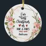 Ornamento De Cerâmica Primeiro Natal como Rosa do Sr. e Sra. Blush<br><div class="desc">Personalizado no Primeiro Natal, como o Sr. e a Sra. Ornament retrata elegantes buquês florais de aquarela com rosas românticas, folhas de ouro e verdes e uma estrutura geométrica moderna. A parte de trás apresenta a Bíblia Verse 1 Corinthians 13:4, "O amor é paciente, o amor é gentil. Não inveja,...</div>