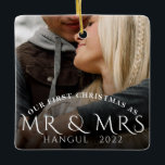 Ornamento De Cerâmica Primeiro Natal Como Sr. Casal Foto<br><div class="desc">Foto do casal moderno no primeiro Natal como Sr. & Sra. Ornament. Basta adicionar sua própria foto de feriado e personalizar com seu nome e ano casados. Um enfeite perfeito para trazer todos os Natal para enfeitar sua árvore.</div>