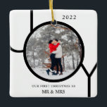 Ornamento De Cerâmica Primeiro Natal Como Sr. e Sra. Photo Cerâmica Orna<br><div class="desc">Este Primeiro Natal moderno,  como o Sr. e Sra. Ornament Fotográfico,  é decorado com a palavra JOY em preto sobre fundo branco. Facilmente personalizável com sua foto e seu nome.</div>
