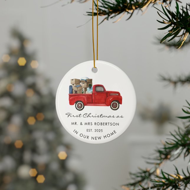 Ornamento De Cerâmica Primeiro Natal como Sr. e Sra. Red Truck Nova Casa (First Christmas as Mr and Mrs Red Truck Ornament)