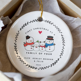 Ornamento De Cerâmica Primeiro Natal como uma Família de Quatro Bonecos 