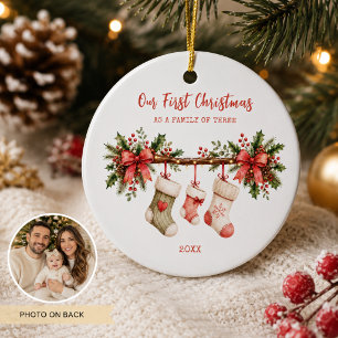 Ornamento De Cerâmica Primeiro Natal como uma Família de Três Personaliz