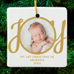 Ornamento De Cerâmica Primeiro Natal Como Vovó Foto Dourada Script<br><div class="desc">Este desenho,  "Primeiro Natal Como Vovó",  é decorado com a palavra "JOY" em tipografia de na moda gold em um fundo branco. Facilmente personalizável.</div>