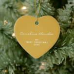 Ornamento De Cerâmica Primeiro Natal do Bebê 2025 Amarelo Personalizado<br><div class="desc">Lembre-se do primeiro Natal do seu bebê com este moderno ornamento tipográfico minimalista em amarelo-mostarda,  personalizado com o nome do seu filho. ideia de presente de excelente.</div>