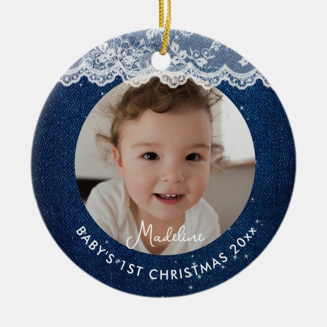 Ornamento De Cerâmica Primeiro Natal do Bebê em Denim com Renda Rústica  (Frente)