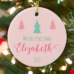 Ornamento De Cerâmica Primeiro Natal do Bebê - Fazendo o amor<br><div class="desc">Capturar a alegria do primeiro Natal do seu bebê com o enfeitado ornamento do 'Primeiro Natal do Bebê'! Apresentando a mensagem carinhosa 'Meu Primeiro Natal', personalize-a com o nome do seu bebê — como Elizabeth. O delicado fundo cor-de-rosa coloca a cena por duas árvores cor-de-rosa e uma verde acima do...</div>