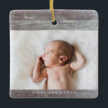 Ornamento De Cerâmica Primeiro Natal do bebê - Imagem de madeira escura<br><div class="desc">Torne a sua árvore de Natal um pouco mais pessoal e divertida com uma foto pessoal ou de família e uma mensagem de Feliz Natal nesta foto de monograma faux dark wood árvore de Natal ornamento. Segure este ornamento para que ele também mostre seu bebê na frente ou tanto o...</div>