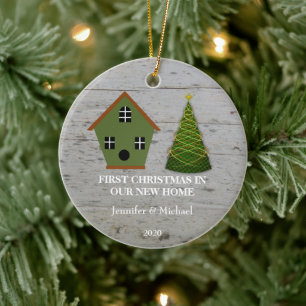 Ornamento De Cerâmica Primeiro Natal em nosso birdhouse de madeira Home