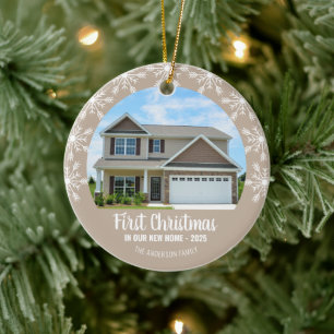 Ornamento De Cerâmica Primeiro Natal em nosso Novo Tan de Foto em Casa