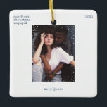 Ornamento De Cerâmica Primeiro Natal Envolvido | Foto de Máxima Máxima M<br><div class="desc">Personalize facilmente este ornamento cerâmico da árvore de Natal, azul, mínimo e na moda, com uma tipografia de grunge da máquina de escrever, e um quadro branco limpo, simples e minimalista de neve. Adicione sua foto, nomes, texto personalizado e ano de Natal. Um design de Natal legal, simples, sofisticado e...</div>