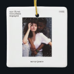 Ornamento De Cerâmica Primeiro Natal Envolvido | Foto de Máxima Máxima M<br><div class="desc">Personalize facilmente este ornamento cerâmico de árvores de Natal mínimo e na moda, que inclui tipografia de granja de máquina de escrever e uma moldura de neve branca, limpa, simples e minimalista. Adicione sua foto, nomes, texto personalizado e ano de Natal. Um design de Natal legal, simples, sofisticado e contemporâneo,...</div>