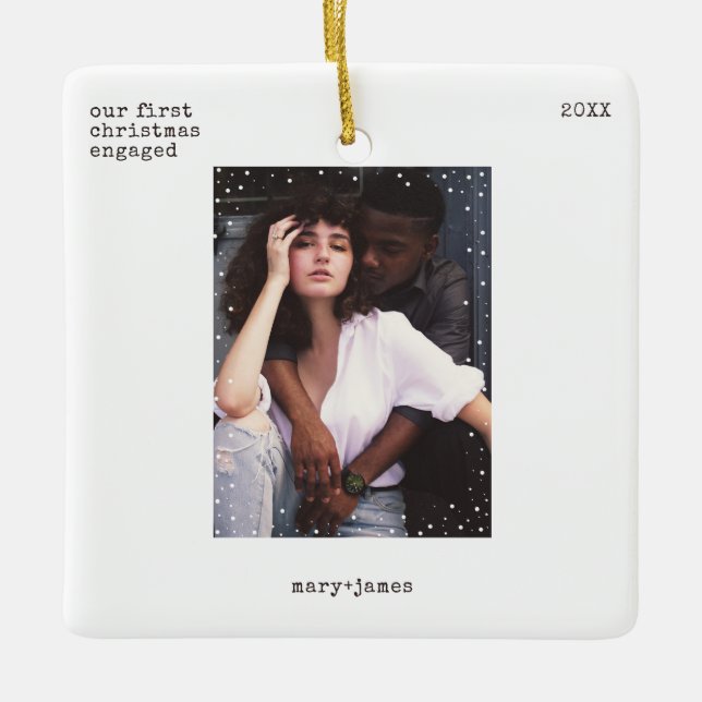 Ornamento De Cerâmica Primeiro Natal Envolvido | Foto de Máxima Máxima M (Frente)