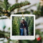 Ornamento De Cerâmica Primeiro Natal Envolvido | Foto mínima do Noivado<br><div class="desc">Um ornamento de árvore de natal de Natal com na moda mínimo de fotos com a tipografia clássica "Nosso primeiro natal se engajou" em preto sobre um fundo branco minimalista e limpo. A foto, a saudação e o nome podem ser facilmente personalizados para um toque pessoal. Um design de natal...</div>