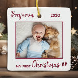 Ornamento De Cerâmica Primeiro Natal Foto Simples E Minimalista Do Bebê<br><div class="desc">Meu Primeiro Natal! Decorre a árvore ou envie um presente especial com este adorável ornamento personalizado de fotos de bebês em um simples design branco e burro com pés de bebê bonitos. Adicione suas fotos favoritas de bebês e personalize com nome e ano. O ornamento é de dois lados, você...</div>
