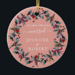 Ornamento De Cerâmica Primeiro Natal Marcado por Rosa<br><div class="desc">O ornamento romântico para casal casado apresenta uma bela coroa de Natal e uma tipografia caligráfica moderna. Personalize com seus nomes. Você pode mudar a cor de fundo se quiser.</div>