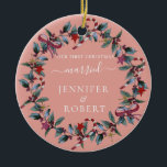 Ornamento De Cerâmica Primeiro Natal Marcado por Rosa<br><div class="desc">O ornamento romântico para casal casado apresenta uma bela coroa de Natal e uma tipografia caligráfica moderna. Personalize com seus nomes. Você pode mudar a cor de fundo se quiser.</div>