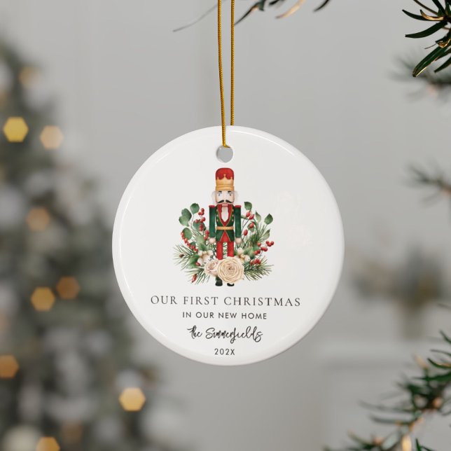 Ornamento De Cerâmica Primeiro Natal - Novo Script do Quebra-Nozes Domés (First Christmas New Home Nutcracker Script Ceramic Ornament)