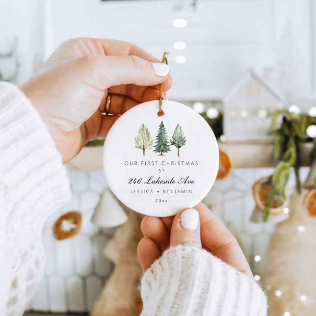 Ornamento De Cerâmica Primeiro Natal Personalizado em Nossa Nova Casa (Personalized First Christmas in Our New Home Ceramic Ornament)