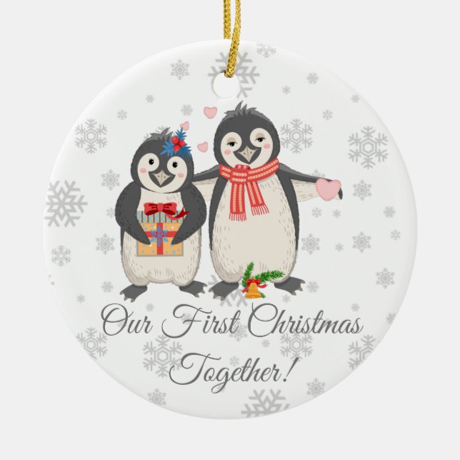 Ornamento De Cerâmica Primeiro Natal Personalizado Juntos Pinguins (Frente)