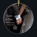 Ornamento De Cerâmica Primeiro Natal Romântico e Elegante<br><div class="desc">Um enfeite romântico e elegante comemorando seu primeiro natal juntos como um casal casado. Uma fotografia de um casal de mãos dadas. A imagem foca-se nas mãos dos casais amarradas, enquanto vestem a roupa de casamento do rico. Ela está de vestido de noiva e ele de terno. As costas leem...</div>