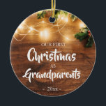 Ornamento De Cerâmica Primeiro Natal Russo como Avós<br><div class="desc">Ornamentos para aplausos de avós no seu primeiro Natal como avós. Olhar rústico com verde festivo e fundo de madeira branca.</div>