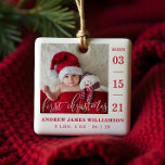 Ornamento De Cerâmica Primeiro Natal - Script Bebê - Estatísticas e Foto<br><div class="desc">Anuncie e dê as boas-vindas à chegada do seu novo bebê com o nosso simples e moderno anúncio de nascimento de uma foto bebê anunciando o primeiro ornamento de Natal do bebê. O design apresenta um esquema de fotografias de solteiro para mostrar a fotografia do seu novo bebê. O "Primeiro...</div>