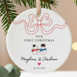 Ornamento De Cerâmica Primeiro Natal Snowman Natal<br><div class="desc">Celebre seu amor nesta temporada de festas com nosso Enfeites de natal personalizado apresentando um adorável casal de boneco de neve enfeitado com um arco de fita de tendência. Esta encantadora manutenção é perfeita para comemorar juntos o seu primeiro Natal, acrescentando um toque de calor e alegria à sua decoração...</div>