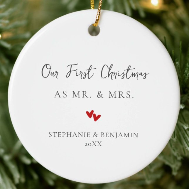Ornamento De Cerâmica Primeiro Natal, Sr. Red Hearts Foto do Casal (our first christmas married mr mrs modern ornament couple luxury keepsake red hearts elegant simple)