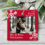 Ornamento De Cerâmica Primeiro Natal Sr. & Sra. Flocos de Foto Personali<br><div class="desc">Personalize este ornamento com a sua foto de casamento e adicione o seu sobrenome juntamente com o ano para este excelente de Natal.</div>