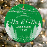 Ornamento De Cerâmica Primeiro Natal Sr. Sra. Green Winter String Lights<br><div class="desc">Celebre o primeiro Natal dos recém-casados com este adorável ornamento cerâmico. A design apresenta uma corda verde de inverno acende-se com as palavras "Sr. & Sra." em um script clássico. Esta manutenção personalizada faz um casamento ou um presente cuidadoso. O ornamento de alta qualidade está pronto para pendurar e é...</div>
