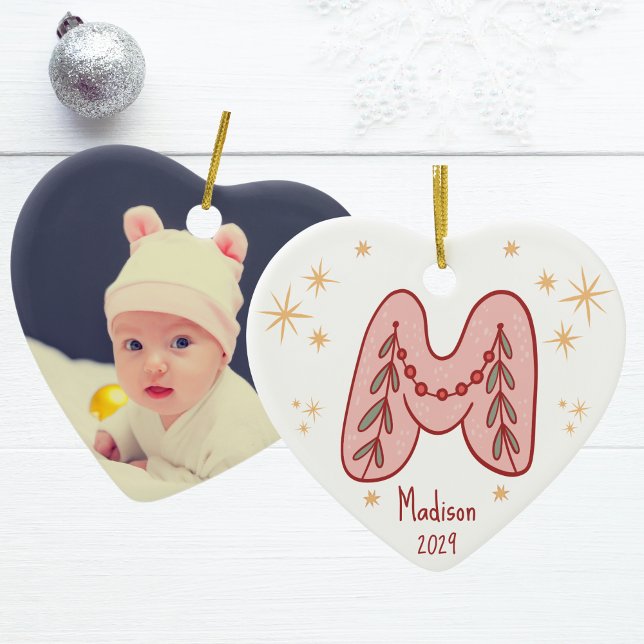 Ornamento De Cerâmica Primeiro Padrão De Natal Do M Baby S (Heart Shaped- Baby's First Christmas- Initial "M" Ceramic Ornament)