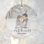 Ornamento De Cerâmica Primeiro Script de Fotografia Personalizada de Nat<br><div class="desc">Comemore o primeiro Natal do seu casamento com este belo ornamento moderno do keepsasasaame. O texto negro diz "Nosso primeiro Natal como Sr. & Sra.", com as palavras "Sr. & Sra." em um roteiro elegante com flores antes e depois. Substitua a imagem de exemplo por sua foto favorita e adicione...</div>