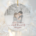 Ornamento De Cerâmica Primeiro Script Vermelho de Foto Personalizada de<br><div class="desc">Comemore o primeiro Natal do seu casamento com este belo ornamento moderno do keepsasasaame. O texto vermelho escuro diz "Nosso primeiro Natal como Sr. & Sra.", com as palavras "Sr. & Sra." em um elegante roteiro de manuscrito com florescimento antes e depois. Substitua a imagem de exemplo por sua foto...</div>