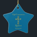 Ornamento De Cerâmica Primeiros meninos com cruz de ouro azul da comuna<br><div class="desc">Ornamento estrela de nome cruzado de ouro de primeira comunhão moderno com fundo azul. Personalize com seu nome e data.</div>