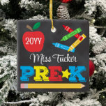 Ornamento De Cerâmica Professor Pré-K Mantenha o Chalkboard Colorido<br><div class="desc">O design de ornamento de professor pré-K apresenta uma maçã, uma régua, giz e uma tipografia divertida e colorida! Clique no botão personalizar para obter mais opções para modificar o texto! Variações deste design, cores adicionais, além de coordenar produtos estão disponíveis em nosso compro, zazzle.com/store/doodlelulu. Entre em contato conosco se...</div>