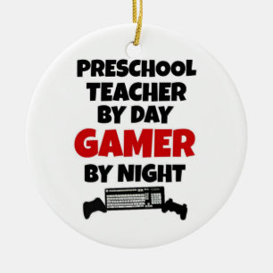 Ornamento De Cerâmica Professora da pré-escola por Day Gamer por Night