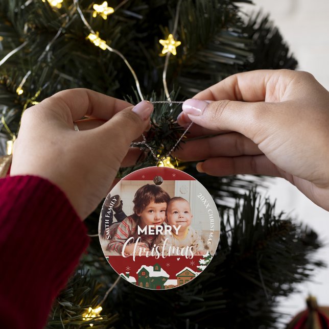 Ornamento De Cerâmica Proteção de Fotografias Personalizadas da Vila Ver (Red Christmas Village Custom Family Photo Keepsake Ceramic Ornament)